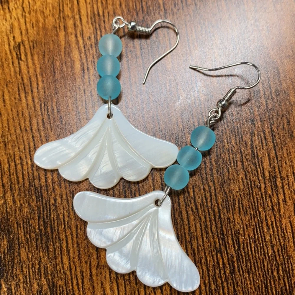 Shell earrings - Picture 2 of 2